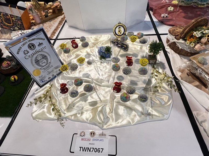 花蓮烘焙師黃湘涵專精翻糖蛋糕、糖霜餅乾與各式甜點創作,日前赴馬來西亞參加第4屆世界廚藝大賽,在和菓子項目勇奪金牌。(花蓮縣文化局提供)中央社記者張祈傳真 114年6月6日