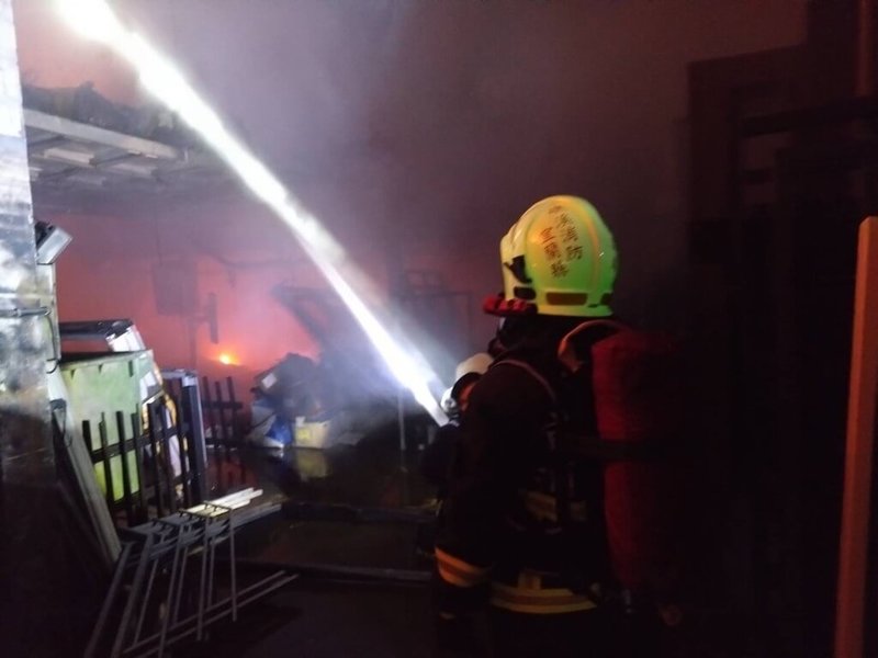 宜蘭縣礁溪鄉一家烤漆工廠6日火警,消防獲報立即到場射水搶救,幸火勢已撲滅,無人傷亡,詳細起火原因待警消調查。(宜蘭縣消防局提供)中央社記者沈如峰宜蘭傳真 114年6月6日