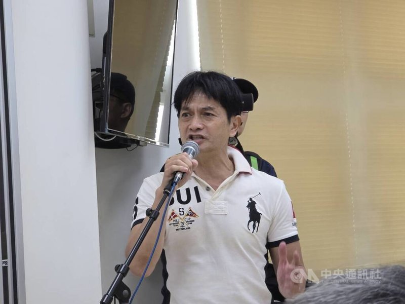 曾演出「戲說台灣」等劇的演員呂嘉興以股東身分來到大立光股東會現場,他發言表示,董事長林恩平在他心中就是「股市界的周杰倫」。中央社記者江明晏攝 114年6月6日