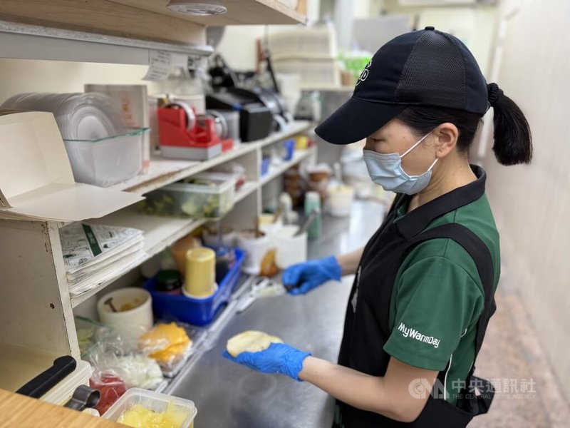 針對早餐業普遍面臨的尖峰與離峰落差問題,AI系統可依歷史訂單與廚房顯示系統(KDS)自動推播,提醒店長於尖峰前預製熱門品項。中央社記者李宗憲攝 114年6月6日