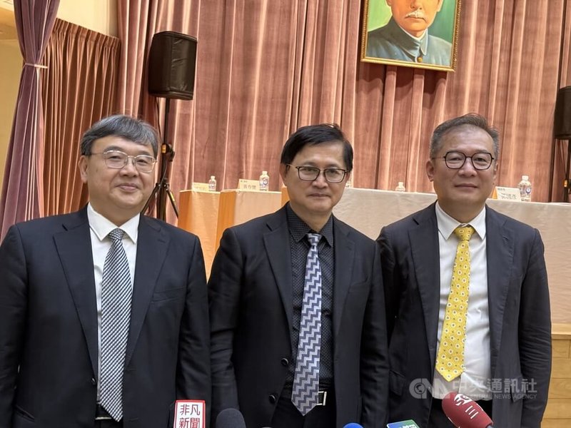 代工廠和碩6日召開股東常會,董事長童子賢(中)、共同執行長鄧國彥(左)及鄭光志(右)於會後接受媒體採訪,看好下半年營運表現將優於上半年。中央社記者吳家豪攝 114年6月6日