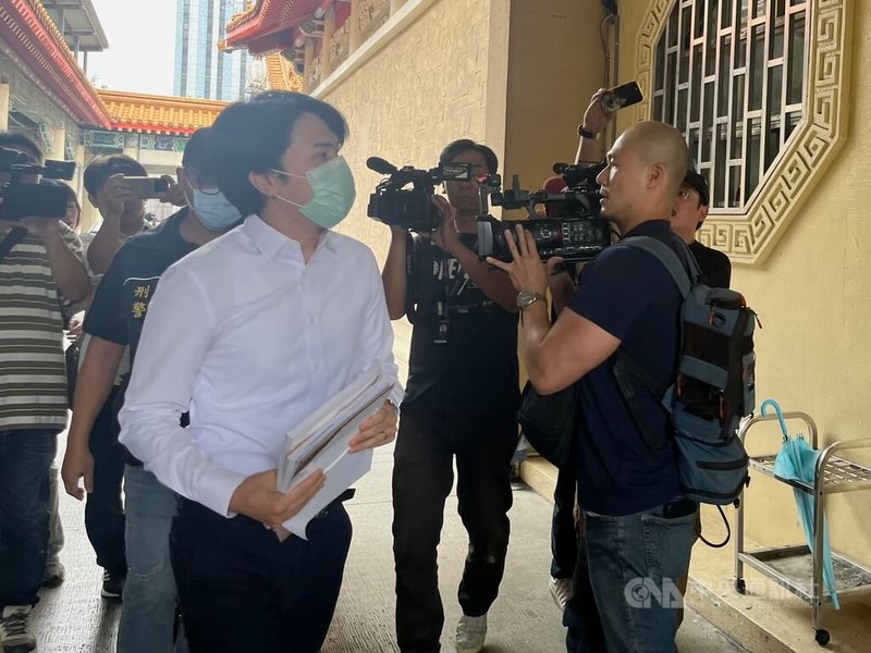 新北市三峽區日前發生重大車禍,涉肇事余姓駕駛傷重不治,檢警6日近中午時抵達新北市立殯儀館,會同法醫解剖遺體以釐清死因。中央社記者趙敏雅攝 114年6月6日