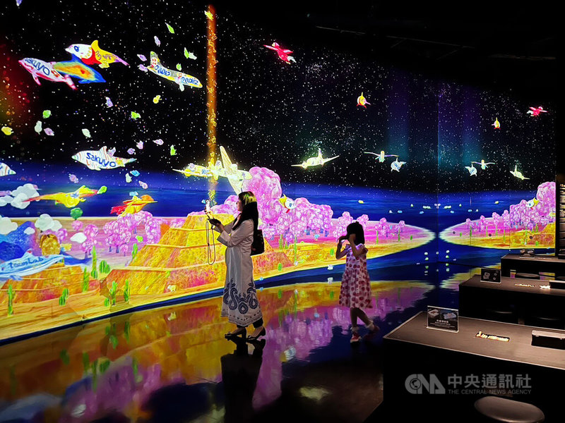 「teamLab共創!未來園」7日起在國立科學工藝博物館展出,高雄站打造海、陸、空3大元素,也新增「彩繪環世界」展區,踏進展場處處皆有可互動巧思設計。中央社記者林巧璉攝 114年6月6日