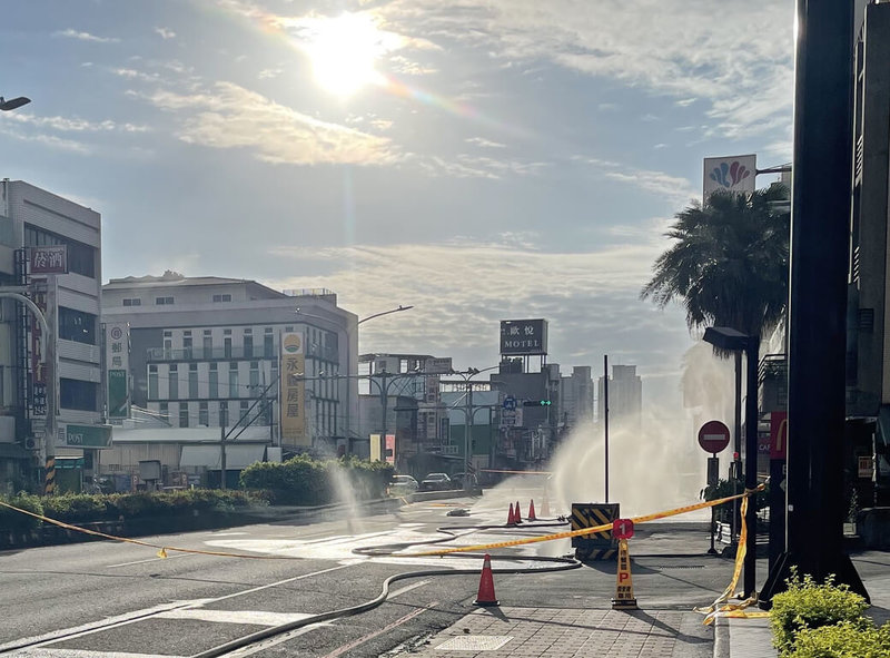 台南市永康區中正北路5日晚上瓦斯外洩，警消封鎖周遭數個街區約200公尺，緊急疏散店家，出動機具開挖，截至6日上午8時仍未尋獲外洩管線。（台南市消防局提供）中央社記者張榮祥台南傳真 114年6月6日