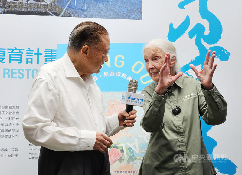 國際知名生態學家珍古德(右)與台達集團創辦人鄭崇華(左)6日相見歡,2人皆長期推動生態保護與環境永續。中央社記者曾仁凱攝 114年6月6日