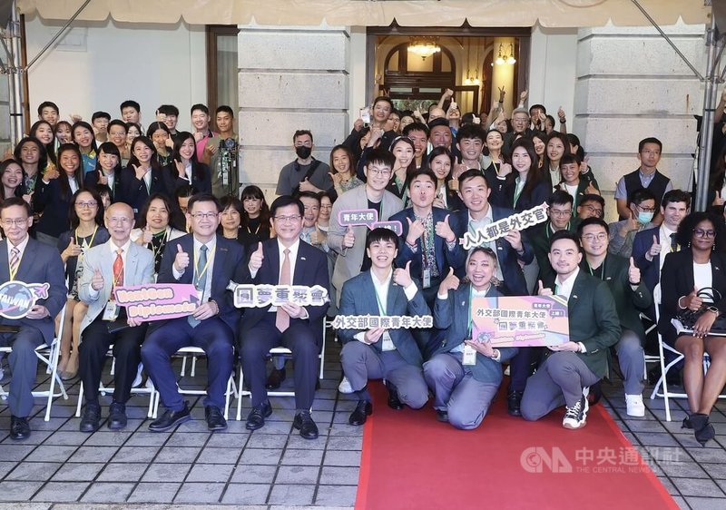 外交部6日在台北賓館舉辦「國際青年大使圓夢重聚會」，邀請自2009年起16年來的歷屆青年大使齊聚，外交部長林佳龍（前左4）也到場，和與會者開心合影。中央社記者郭日曉攝  114年6月6日
