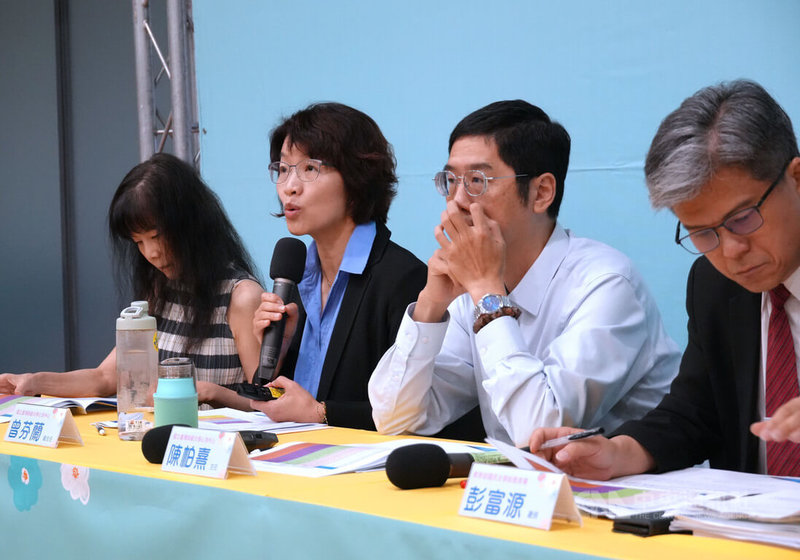 114年度國中教育會考6日公布相關統計,台灣師範大學心理與教育測驗研究發展中心副主任曾芬蘭(左2)指出,5科待加強(5C)考生人數跌破1萬名,首次占比低於6%。中央社記者陳至中攝 114年6月6日
