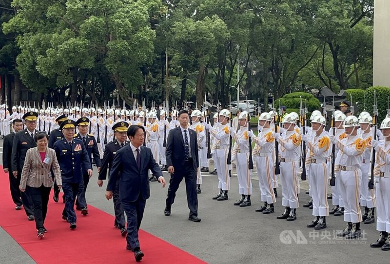 總統賴清德(前左)6日出席中央警察大學畢業典禮,警大樂儀隊列隊歡迎。中央社記者葉臻攝 114年6月6日