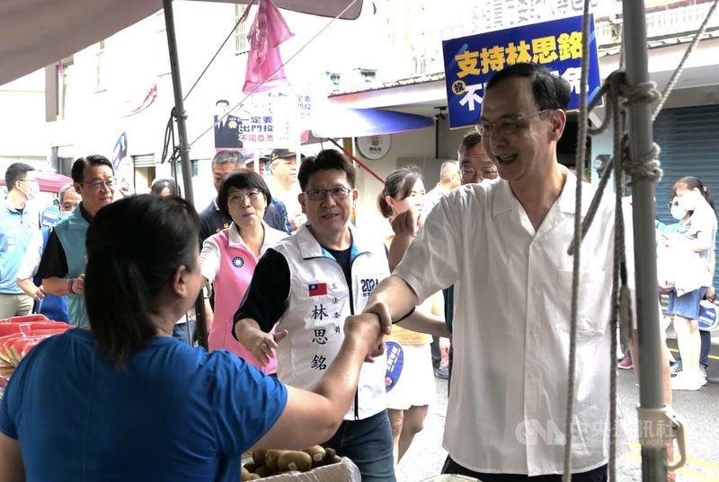 國民黨主席朱立倫(前右)6日到新竹縣竹北市竹仁市場,陪同黨籍立委林思銘(前中)掃街拜票,懇請民眾在罷免投票時能投下「不同意」票。中央社記者魯鋼駿攝 114年6月6日