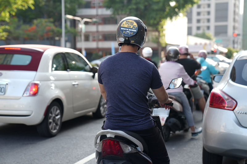 高雄市社會局攜手聽障團體推出行車友善貼紙，結合識別標示與QRCode掃碼提供手語溝通服務，協助聽障駕駛獲得體諒，並有「閃燈提醒」等字樣，可張貼於車輛後方明顯處，提醒用路人注意。（高市社會局提供）中央社記者洪學廣傳真  114年6月6日
