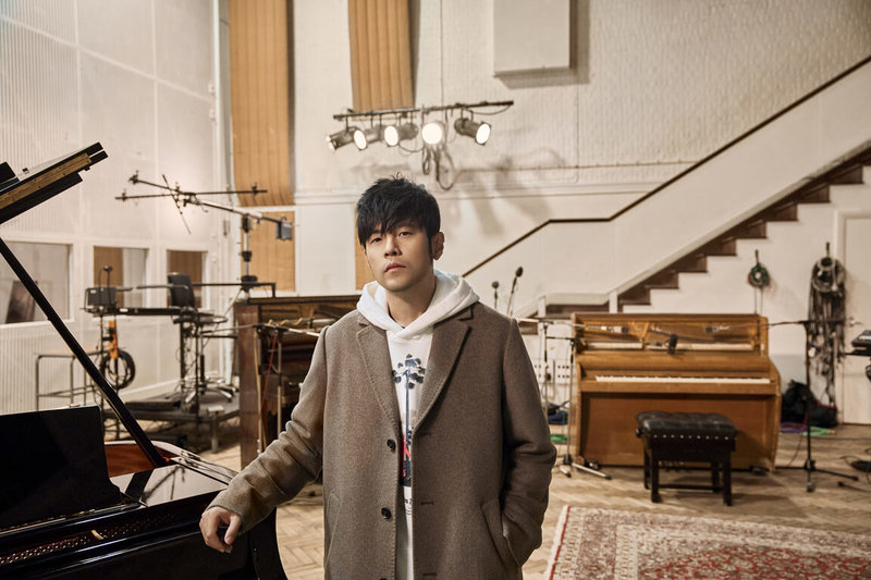 歌王周杰倫（圖）日前參觀搖滾樂團披頭四（The Beatles）在英國的「艾比路」錄音室，並馬上創作一首鋼琴「即興曲」。（杰威爾音樂提供）中央社記者王心妤傳真  114年6月6日