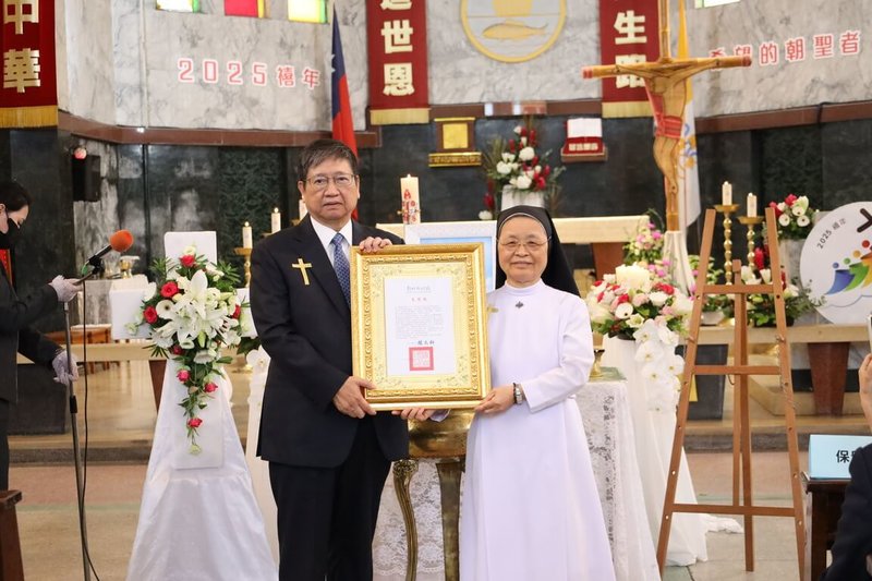 義大利修女趙秀容殯葬彌撒暨告別禮6日在新竹市聖母聖心主教座堂舉行,縣長楊文科(中左)到場頒發褒揚狀,感謝她對尖石鄉的奉獻,致力改善部落環境不遺餘力,也用教育改變孩子的未來。(新竹縣政府提供)中央社記者魯鋼駿傳真 114年6月6日