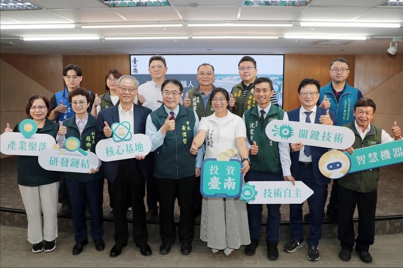 行政院拍板「智慧機器人產業聚落」落腳台南市柳營區,台南市政府盤點可利用土地約104公頃,台南市長黃偉哲(前左4)6日指出,市府將全力配合打造。(台南市政府提供)中央社記者張榮祥台南傳真 114年6月6日