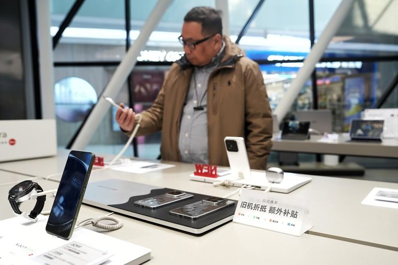 陸媒6日報導,中國多地促進手機、家電等消費品以舊換新的「國補」近日相繼喊停,主因是補貼資金耗盡。圖為3月5日,消費者在北京一家門市選購手機。(中新社提供)中央社 114年6月6日