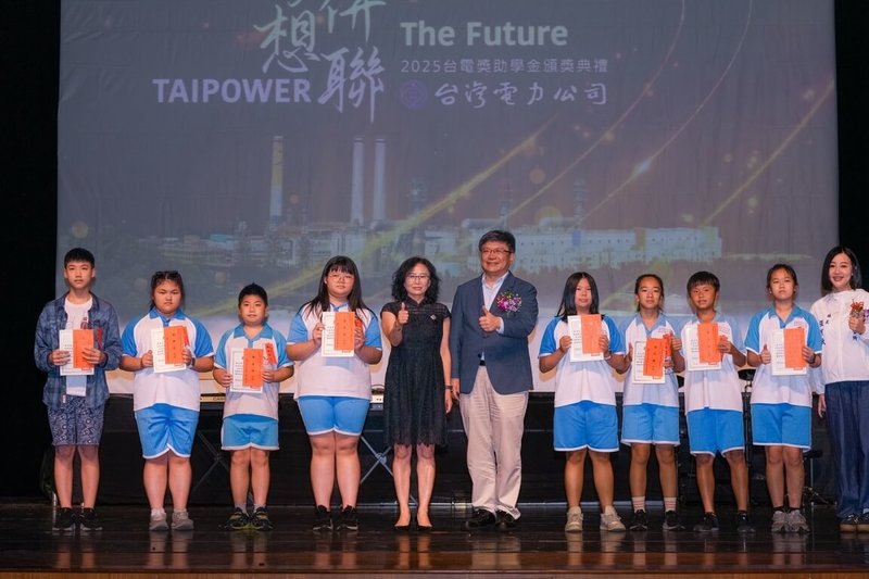 台電6日串聯從北到南、橫跨本島及離島共20座電廠,同步舉行獎助學金頒獎典禮,今年共1.4萬人獲頒獎助學金,金額近新台幣6000萬元。(台電提供)中央社記者劉千綾傳真 114年6月6日