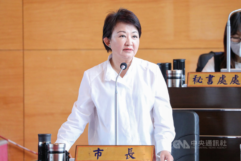 台中市長盧秀燕6日出席市議會市政總質詢,對於有關中正路改路名議題,她表示改路名的確勞民傷財,肯定施政方向即時糾正是好事。中央社記者趙麗妍攝 114年6月6日