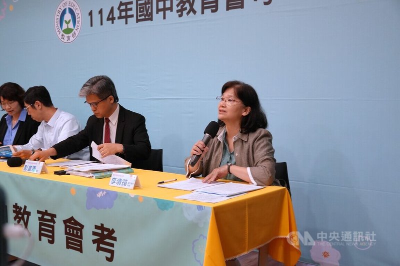 教育部6日召開記者會,邀請國中教育會考閱卷代表、台灣師範大學國文系教授李清筠(右1)分析寫作測驗答題情形。中央社記者陳至中台北攝 114年6月6日