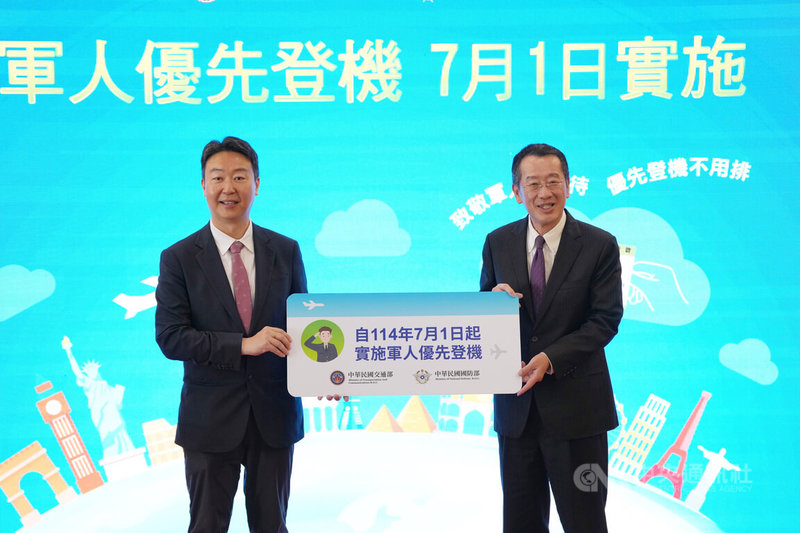 為了感謝國軍弟兄為國付出，國籍航空業者將自7月1日起，提供軍人優先登機服務。交通部長陳世凱（左）與國防部長顧立雄（右）6日一同在松山機場出席宣告記者會。中央社記者徐肇昌攝 114年6月6日