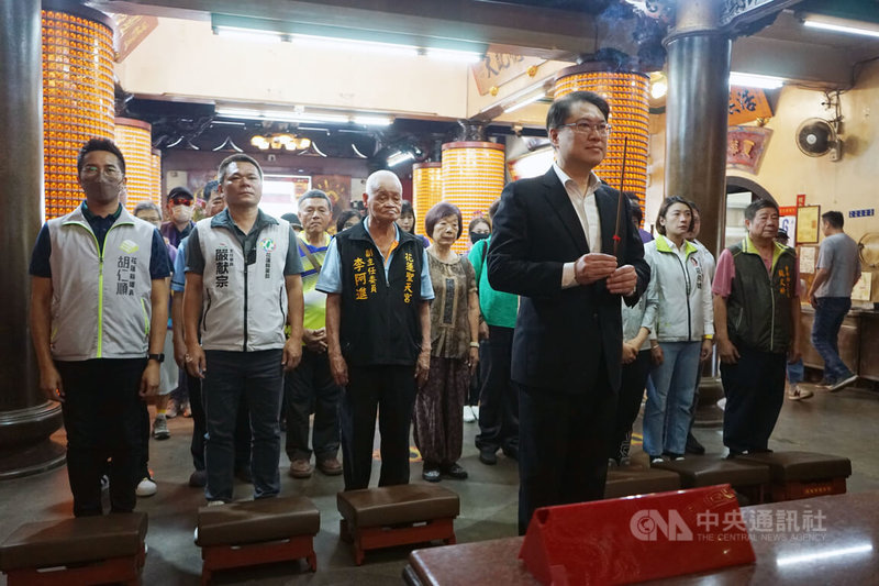 民團發起罷免國民黨立委傅崐萁完成二階送件,民進黨秘書長林右昌(前)6日前往花蓮聖天宮(帝君廟)參香祈福。中央社記者張祈攝 114年6月6日