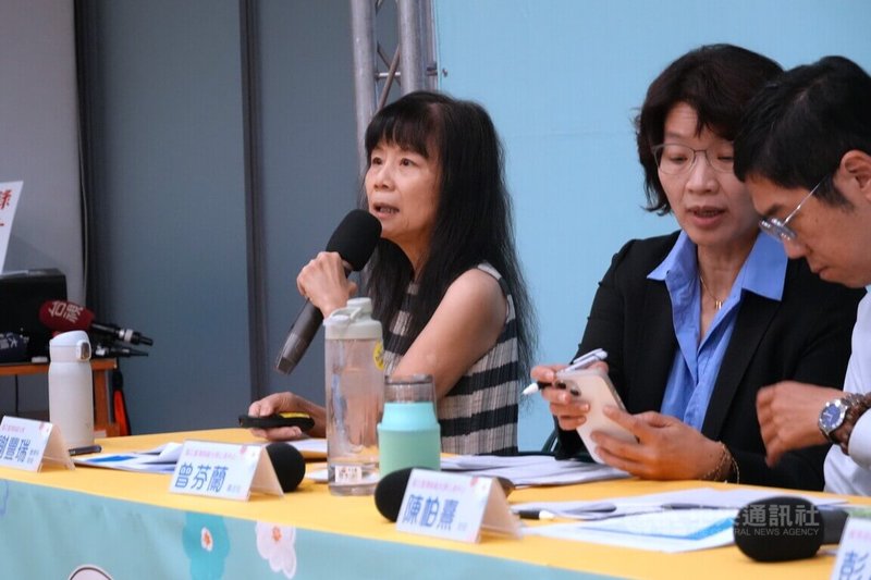 114年度國中教育會考統計數據6日公布,台灣師範大學數學系教授謝豐瑞(左)指出,非選擇題第2題「組合包紙片」題,有1/4考生放棄作答,空白率、單題0級分占比都是新課綱實施以來最高。中央社記者陳至中攝 114年6月6日
