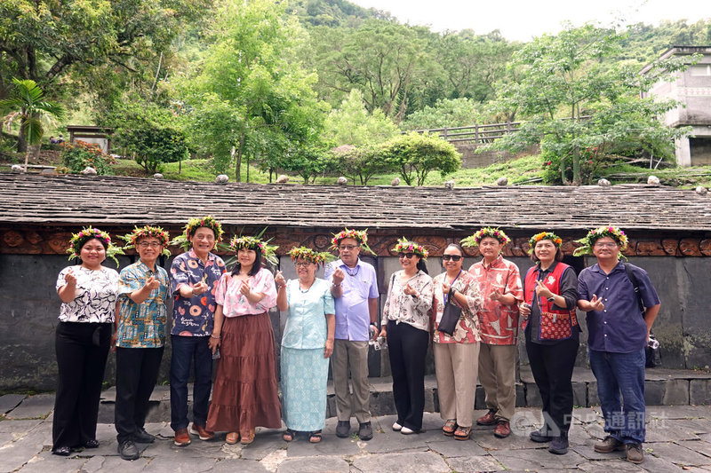 馬紹爾群島共和國總統海妮(Hilda C. Heine)(左5)6日率國是訪問團走訪台灣原住民族文化園區,並參訪排灣族傳統石板屋。中央社記者李卉婷攝 114年6月6日