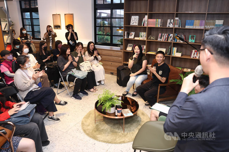 台灣文學糧倉6日正式啟用,為文學與跨域創作者提供嶄新交流空間,啟用首日在1樓空間舉辦文學跨界系列活動,吸引民眾參與。中央社記者王騰毅攝 114年6月6日