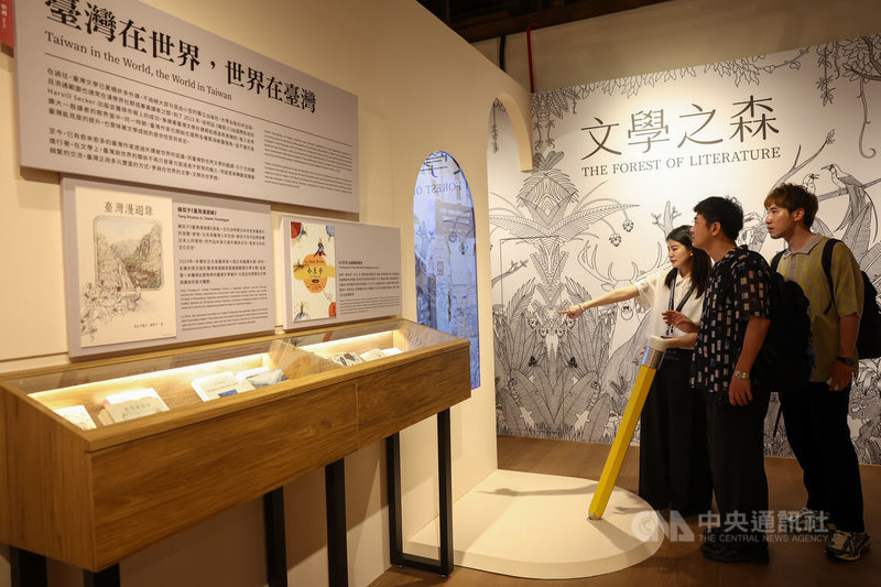 台灣文學糧倉啟用典禮6日舉行,為文學與跨域創作者提供嶄新交流空間,位於2樓的開倉特展以「台灣與世界.以文學對望」為題,互動式展覽裝置引領觀眾走入文學世界。中央社記者王騰毅攝 114年6月6日