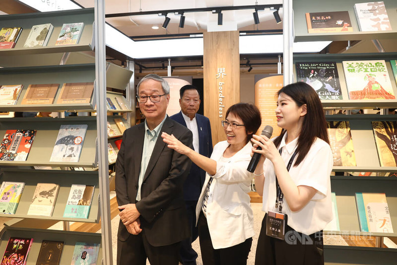 台灣文學糧倉6日正式啟用,為文學與跨域創作者提供嶄新的交流空間,文化部長李遠(前左)、國立台灣文學館長陳瑩芳(前中)參觀現場文學著作特展。中央社記者王騰毅攝 114年6月6日