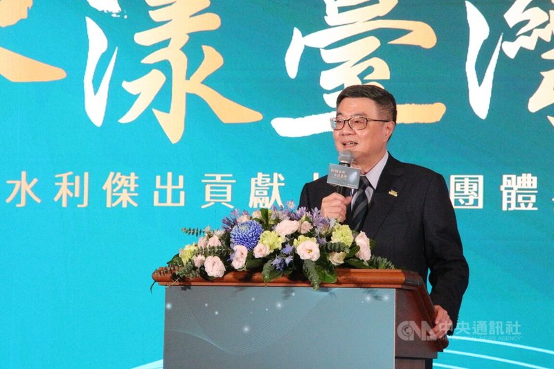 行政院長卓榮泰(圖)6日到台中出席水利傑出貢獻人員與團體表揚活動時表示,行政院為系統性治水編列新台幣551億元預算,盼讓國人更免受水患之苦;降漏水是長久以來重要工程之一,未來8年將投入800億元,希望降低漏水率2%。中央社記者蘇木春攝 114年6月6日