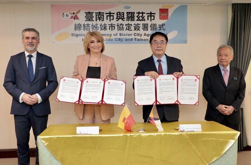台南市長黃偉哲(右2)和波蘭洛茲市(Lodz City,另譯羅茲市)市長茲丹諾夫斯卡(Hanna Zdanowska)(左2),6日在台南市永華市政中心簽署締結姐妹市。(台南市政府提供)中央社記者張榮祥台南傳真 114年6月6日