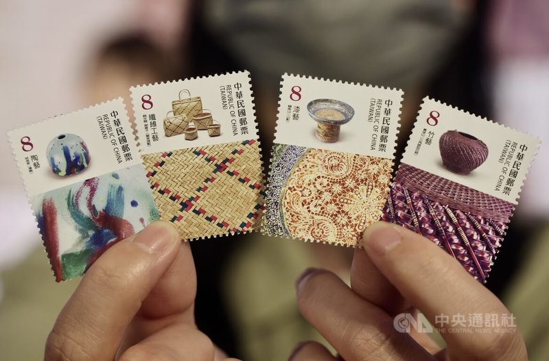 台灣工藝研究發展中心與中華郵政合作推出「台灣工藝郵票」,6日舉辦發行典禮,工藝郵票一套4枚,盼傳遞台灣工藝技藝的精湛細節,並象徵台灣工藝傳承的精神與價值。中央社記者張皓安攝 114年6月6日