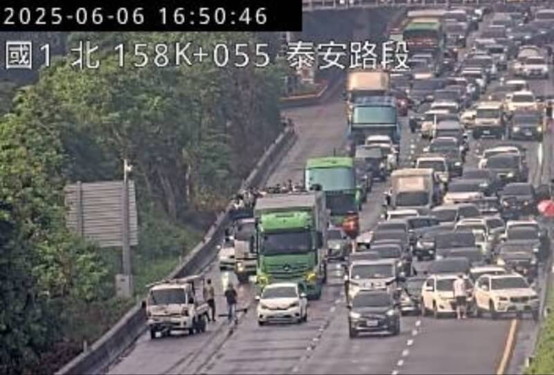 國道1號南下157.3公里處泰安路段6日下午發生13輛自小客車和1輛小貨車碰撞事故,占據全車道,導致後方車輛回堵3公里。(翻攝自「高速公路1968」)中央社記者趙麗妍傳真 114年6月6日
