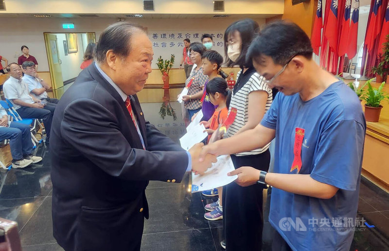 澎湖縣長陳光復(前左)6日在台電頒發獎助學金典禮中一口氣頒發350萬元的獎助學金,他說明澎湖有近1000名學子受惠,佔比率甚高,對台電長年投入公益活動,表達感恩與感謝。中央社 114年6月6日