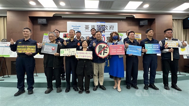 陳樹菊將獲頒東大名譽博士 獲選時代雜誌英雄人物、台東賣菜善心阿嬤陳樹菊,國 小畢業後扛起家計放棄升學,善行大愛感動人心,台東 大學將於7日頒授她榮譽博士。圖為113年11月28日獲台 東縣政府邀請加入打詐台東隊(前左4)。 中央社記者盧太城台東攝 114年6月6日