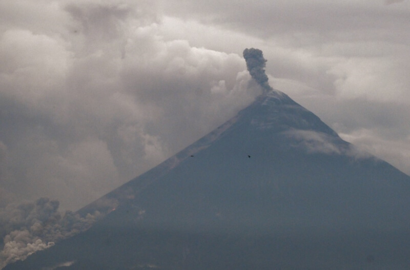 瓜地馬拉火山「火峰」5日冒出濃煙。(法新社)