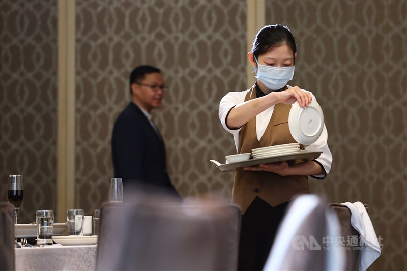 圖為台北市內湖區一間飯店內員工工作情形。(中央社檔案照片)