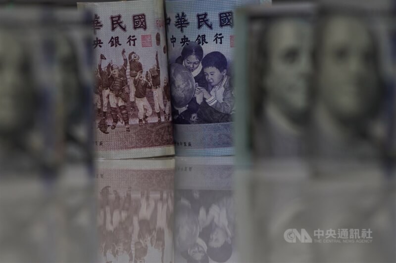 圖為新台幣和美元紙鈔。（中央社檔案照片）