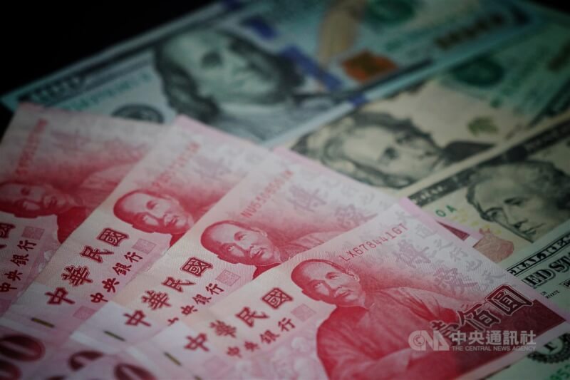 圖為新台幣和美元紙鈔。(中央社檔案照片)