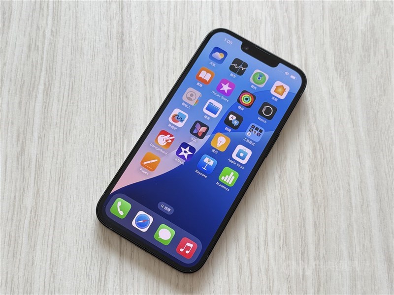 蘋果公司公布的最新研究顯示,2024年全球App Store生態系促成1.3兆美元(約新台幣38.9兆元)的開發者營收與銷售額。圖為iPhone 16e手機。(中央社檔案照片)