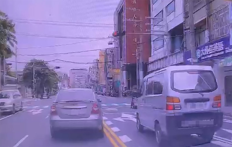 王姓男子5日在彰化縣員林市開車接連闖紅燈、逆向行駛還拒檢,警方追捕攔截,初步已排除酒駕,除依公共危險罪嫌送辦,也將依法告發17張違規罰單。(民眾提供)中央社記者鄭維真傳真 114年6月6日