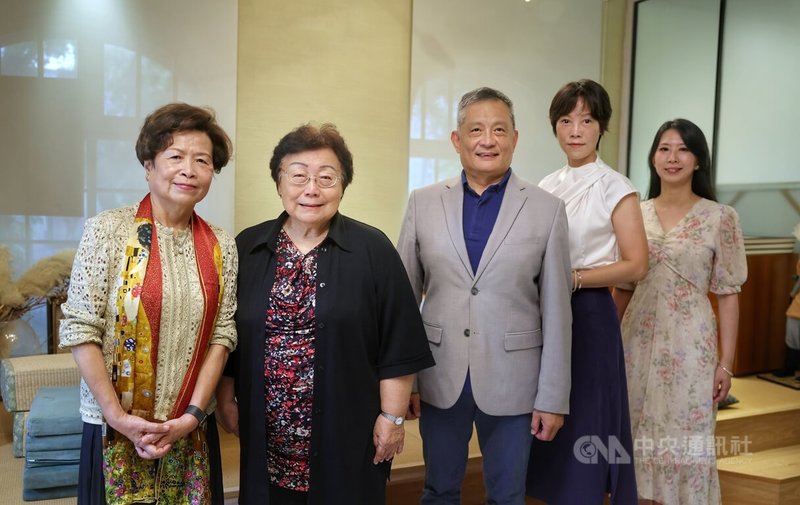 任蓉表演藝術學坊與羅馬台北文化協會共同策畫「慶祝2025年聖年 台、義聯合聲樂演唱會」,聲樂家任蓉(左2)、台北市義大利商會會長李新穎(左3)等人6日出席記者會,暢談活動理念。中央社記者王飛華攝 114年6月6日