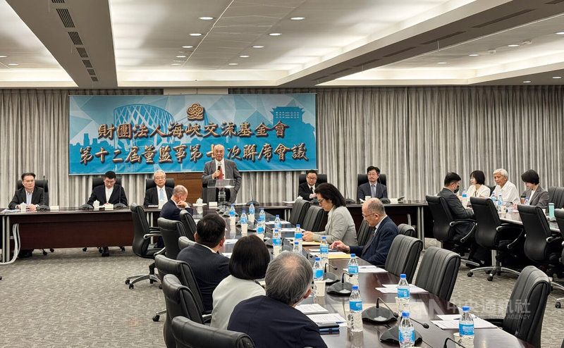 海基會6日下午舉行第12屆董監事第7次聯席會議，董事長吳豊山（站立者）致詞。中央社記者吳柏緯攝  114年6月6日