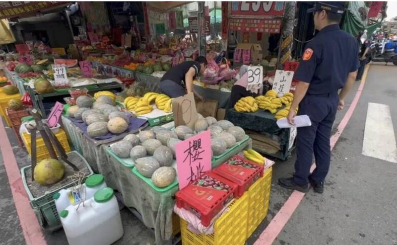 彰化市中民街靠近市場,不少攤商占用道路空間擺攤,造成行人須與機車爭道。彰化警分局員警日前展開勸導提醒,先搬離清除占用道路空間攤位及紙箱等廢棄物,6日上午會同清潔隊取締。(民眾提供)中央社記者吳哲豪傳真 114年6月6日