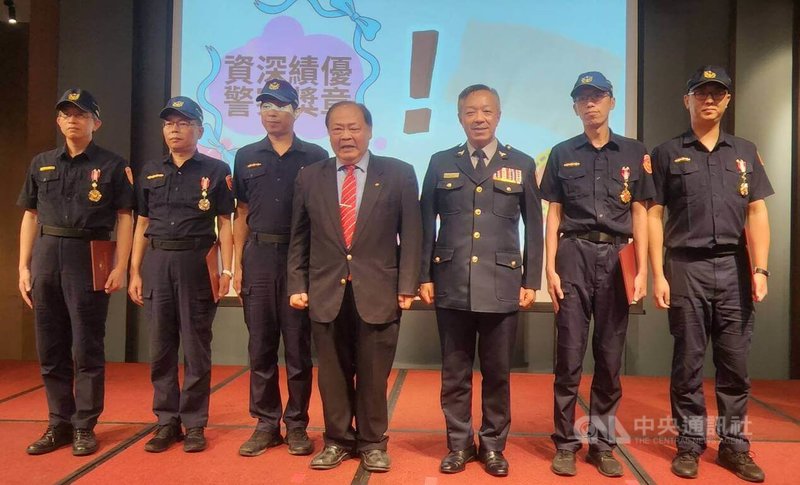 澎湖縣政府警察局6日辦警察節慶祝大會,澎湖縣長陳光復(中)頒獎肯定員警貢獻與付出。中央社 114年6月6日