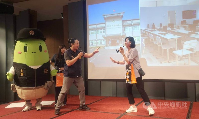 澎湖縣政府警察局6日晚間在警察節慶祝大會演出打詐短劇,以輕鬆幽默方式助民眾了解常見詐騙手法及應對策略。中央社 114年6月6日