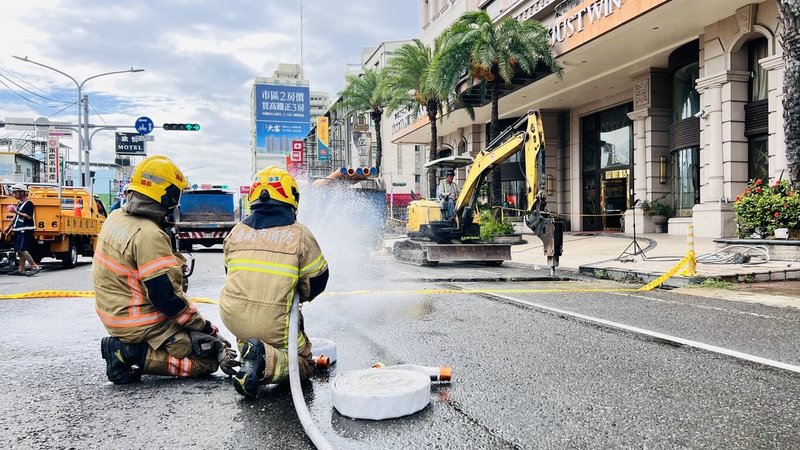 台南市永康區中正北路一帶5日晚間瓦斯外洩,警消封鎖周邊數街區,消防人員到場布水線持續防護,6日尋獲外洩管線並完成更換檢測後恢復通車。(台南市政府提供)中央社記者張榮祥台南傳真 114年6月6日