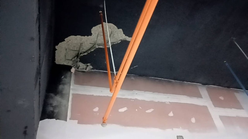 民進黨新竹市議會黨團6日指出,慈雲空橋興建工程不僅延宕,還造成鄰損,凸顯市府團隊工程管控差。圖為慈雲空橋工程附近大樓局部混凝土剝落情形。(民進黨新竹市議會黨團提供)中央社記者魯鋼駿傳真 114年6月6日
