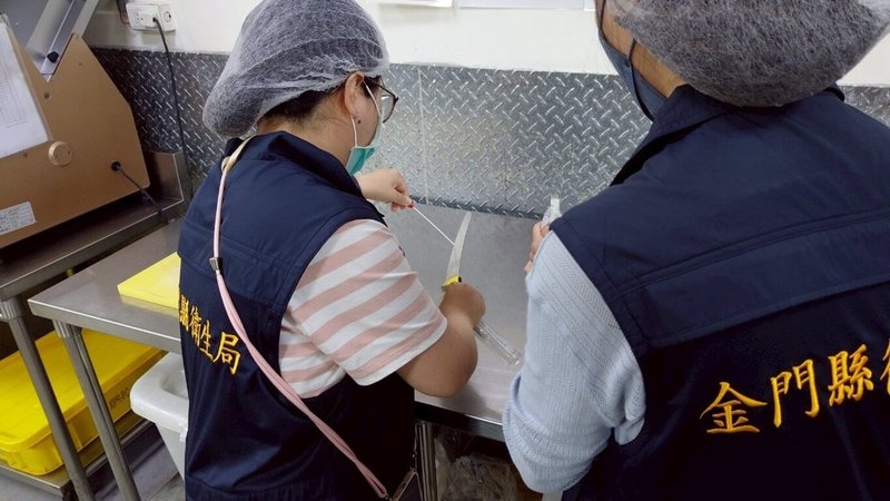 金門縣某國中畢業典禮所提供餐盒疑似引發食物中毒事件,截至6日下午5時累計已有18名患者,衛生局獲報派員採檢送驗,並要求餐盒供應商先停業接受調查。(金門縣衛生局提供)中央社記者吳玟嶸傳真 114年6月6日