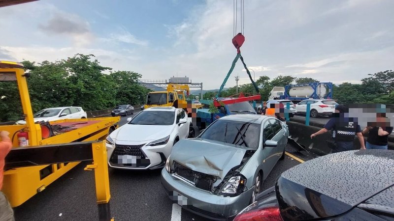內政部警政署國道公路警察局第三公路警察大隊6日表示,下午4時45分後,國道1號南向151到158公里處路段先後發生16起、共38輛車交通事故,造成1名駕駛送醫,肇事經過及原因待調查釐清。(讀者提供)中央社記者趙麗妍傳真 114年6月6日