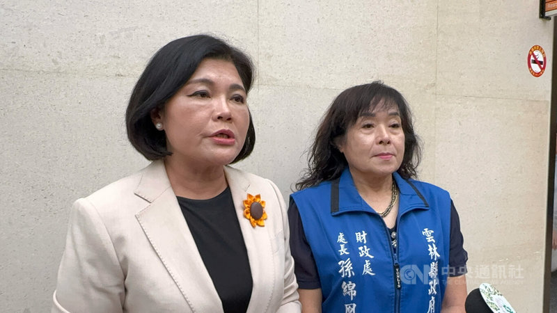 雲林縣長張麗善(左)6日接受媒體聯訪表示,行政院主計總處提「中央對直轄市及縣(市)政府補助辦法」修正草案,內容模糊、程序倉促,如果通過,將衝擊雲林縣政府推動各項建設的財務能力。中央社記者姜宜菁攝 114年6月6日